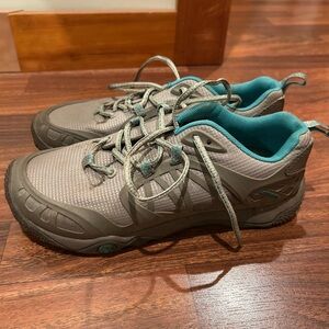 Merrell Women's Gray and Teal Athletic Shoes